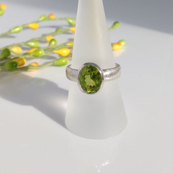 Peridot Ring 2 Carats Size 8 - Picture 4 of 9